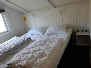 een slaapkamer met 2 bedden en een raam bij Holiday Home M&A in Toftlund