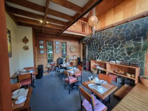 una vista aérea de un restaurante con mesas y sillas en Hostel Torobayo, en Valdivia