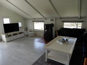 een woonkamer met een bank en een tv bij Holiday Home M&A in Toftlund