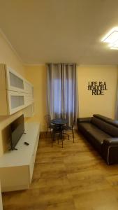 Televízia a/alebo spoločenská miestnosť v ubytovaní Glam Resort G H O S T E L