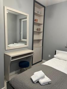 Postel nebo postele na pokoji v ubytování Apartamenty Planeta II - Koszalin centrum