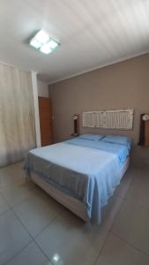sypialnia z dużym łóżkiem w pokoju w obiekcie Casa con Piscina y Parrilla w mieście Garupá