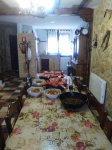 stół z miskami z jedzeniem w obiekcie Casa rural El Balcón del Tajuña w mieście Valfermoso de Tajuña
