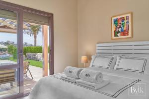 1 dormitorio con 1 cama con toallas en BYTK - La Galería, en Hurghada