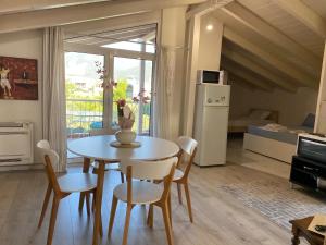 eine Küche und ein Esszimmer mit einem Tisch und Stühlen in der Unterkunft Sunny apartment with mountain view in Patras