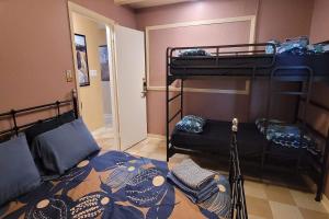 - une chambre avec 2 lits superposés dans l'établissement HI Point Montara Lighthouse, à Montara