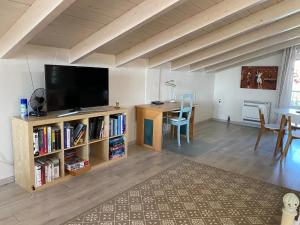 ein Wohnzimmer mit einem Flachbild-TV und einem Tisch in der Unterkunft Sunny apartment with mountain view in Patras