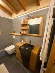 Ett badrum på Chalet****Luxe Sauna & SPA Le Champenois