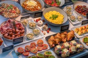 Comida en o cerca de este hotel
