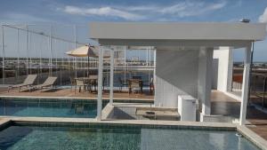 une piscine sur le toit d'un immeuble dans l'établissement Lindo apartamento, ao lado do Shopping Partage Nova Betânia Ed WHB, à Mossoró