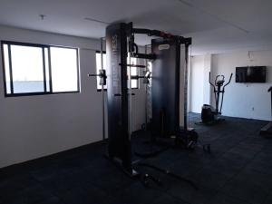 - une salle de sport avec une salle de sport à l'anguille dans l'établissement Lindo apartamento, ao lado do Shopping Partage Nova Betânia Ed WHB, à Mossoró