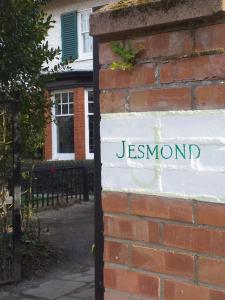 JESMOND HOUSE B&B Room3 Superking Ensuite في هال: جدار من الطوب مع علامة تقرأ jesmond