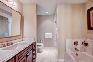 Vannituba majutusasutuses The Vail Collection at the Ritz Carlton Residences Vail