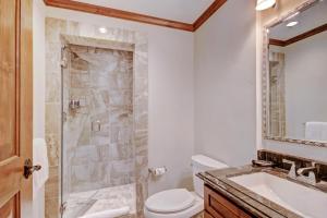 Vannituba majutusasutuses The Vail Collection at the Ritz Carlton Residences Vail