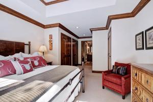 Voodi või voodid majutusasutuse The Vail Collection at the Ritz Carlton Residences Vail toas
