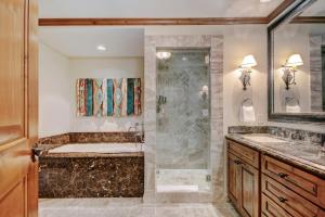 Vannituba majutusasutuses The Vail Collection at the Ritz Carlton Residences Vail