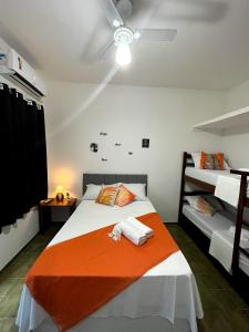 烏巴圖巴的住宿－Pousada Tribo Ubatuba，一间卧室配有两张床和吊扇