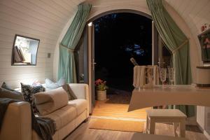 Posezení v ubytování Luna Cabin - Hideaway Cottages - Greenacres Estates