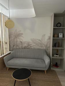 uma sala de estar com um sofá e uma mesa em Urban Flats em Bucareste
