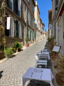 a row of tables sitting on a street at Au Coeur de Cassis in Cassis