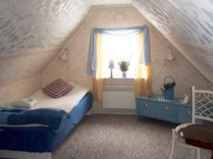 エーケレーにあるThree-Bedroom Holiday home in Skåの小さなベッドルーム(ベッド1台、窓付)