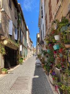 an empty street with plants on the side of buildings at Au Coeur de Cassis in Cassis