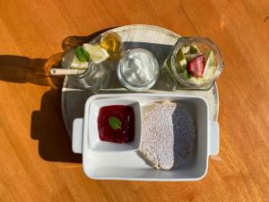 un plato de comida con un trozo de tarta y fruta en Csobogó Vendégház, en Eger