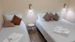 duas camas num quarto com toalhas em Glam Resort Giulia em La Spezia