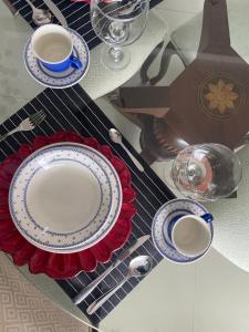 un tavolo con piatti e tazze di caffè e un mixer di Frente al Mar home office 7B a Cartagena de Indias Altre 56 foto