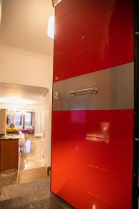 una puerta roja en una habitación con cocina en Stunning city view apt & parking space at Old town en Tesalónica