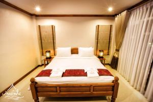 เตียงในห้องที่ Baan Nam Pen Resort