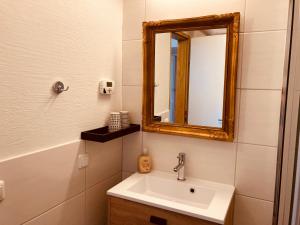 y baño con lavabo y espejo. en Haus Standlgut Rauris, en Rauris