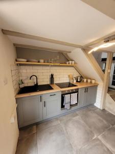 ครัวหรือมุมครัวของ Ty Golchi - Cosy traditional cottage in Corris