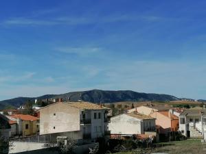 a city with houses and mountains in the background at Las Vistas in Buendía