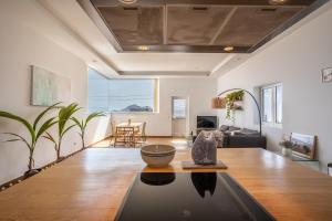 uma sala de estar com um sofá e uma mesa em Villa Arizona - 3-bedroom house by the sea em El Médano