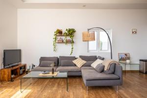 a living room with a couch and a tv at Villa Arizona - 3-bedroom house by the sea in El Médano