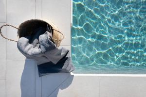 ラビンにあるVilla TonKa with jacuzzi sauna and private poolのスイミングプールの横の壁に入ったバスケット