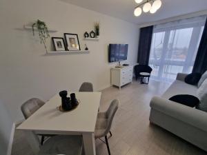 uma sala de estar com uma mesa e um sofá em 89 - Apartamenty Siedlce - Nowy apartament przy ul. Rakowieckiej em Siedlce