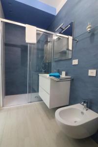 La salle de bains est pourvue d'une douche, de toilettes et d'un lavabo. dans l'établissement Ad un passo dal mare, à Bari