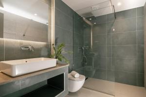 uma casa de banho com um lavatório e um WC em Phoenix Apartments em Zakynthos Town