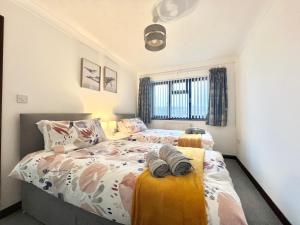 3 Bedroom house - Sandown tesisinde bir odada yatak veya yataklar