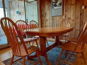 una mesa de madera y sillas en una habitación en Leslie's Retreat, en Campton