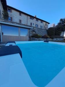 a large swimming pool in front of a building at Ca' Baetti l'Antica Corte in Roncola