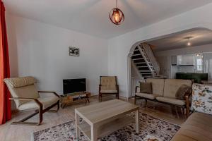 Güneş Villa في أنطاليا: غرفة معيشة مع أريكة وتلفزيون