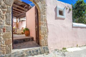 an entrance to a house with an archway at Fotini's House in Lachania