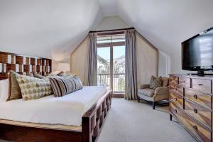 Voodi või voodid majutusasutuse The Vail Collection at the Ritz Carlton Residences Vail toas
