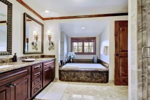 Voodi või voodid majutusasutuse The Vail Collection at the Ritz Carlton Residences Vail toas