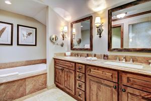 Vannituba majutusasutuses The Vail Collection at the Ritz Carlton Residences Vail