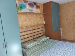 ein Schlafzimmer mit einem Bett und einem Wandgemälde in der Unterkunft La casa di Alyss in Bergamo