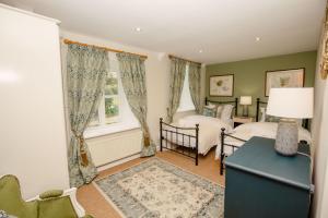 En eller flere senge i et værelse på Gardeners Cottage - Rudge Farm Cottages